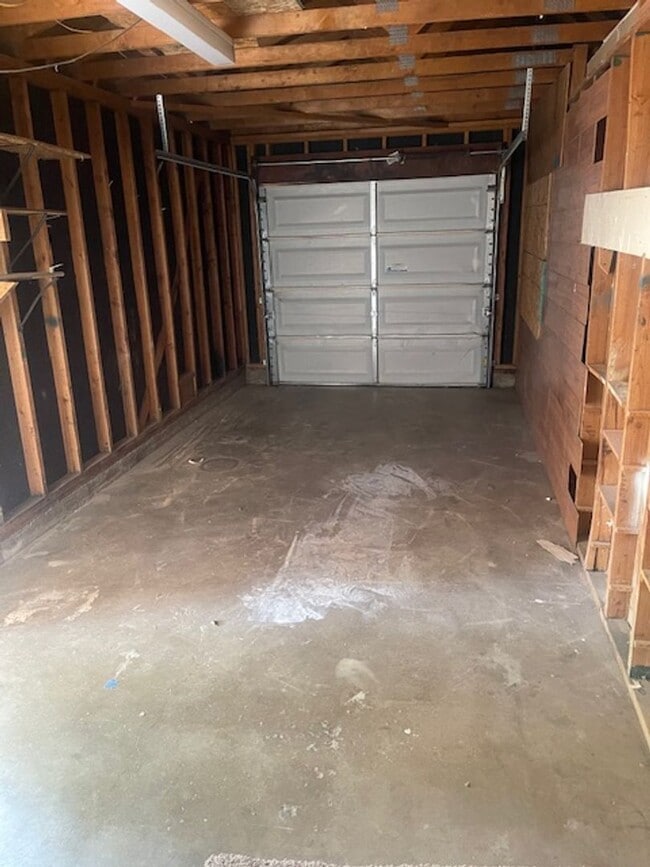 Building Photo - Clean 2 bedroom Duplex Near UNR