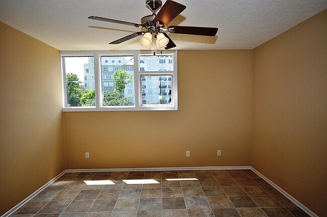 Building Photo - 5214 Memorial Dr
