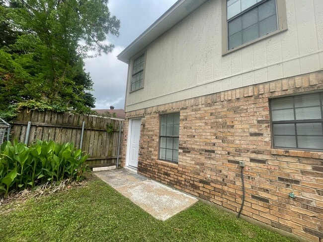 Building Photo - Townhouse Located In Carriage Square