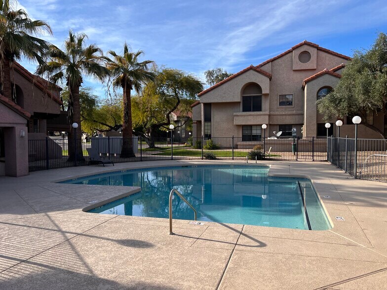 Building Photo - 700 E Mesquite Cir