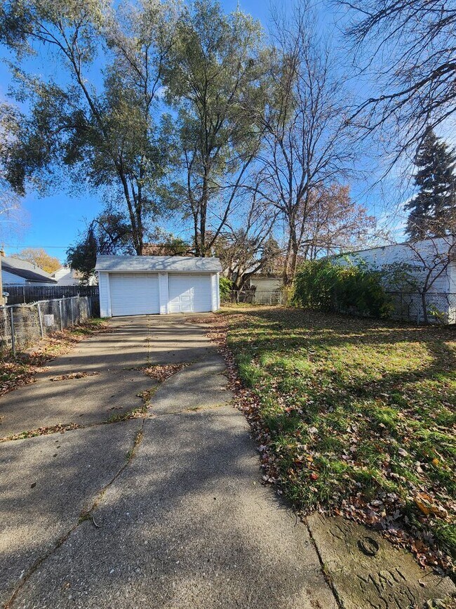 Building Photo - 2 Bed 1 Bath