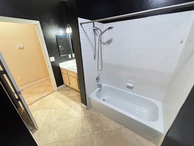 Building Photo - Gorgeous 1Bed/1Bath Condo located in Spanish Palms guard gated community!