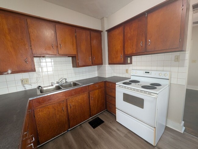 Building Photo - 2 Bedroom House