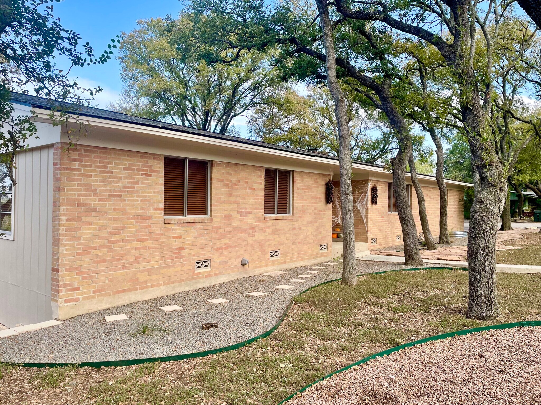 Building Photo - 800 Dale Dr