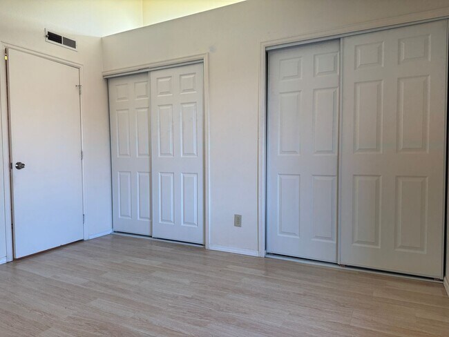 Building Photo - Adorable 2 Bedroom Condo w/Mountain Views!