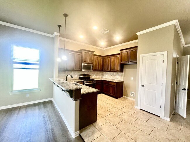 Building Photo - For Rent: 4 Bed | 2 Bath | Spacious Yard |...
