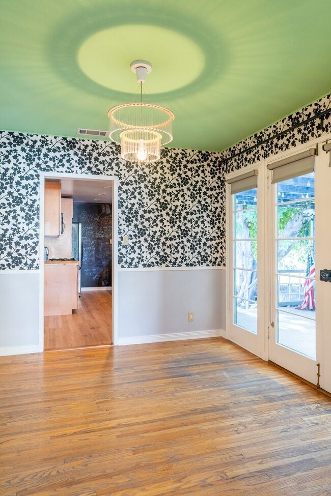 Building Photo - Vibrant 2b2b Franklin Hills / Los Feliz Home - Huge Private Grass  Yard - Central HVAC