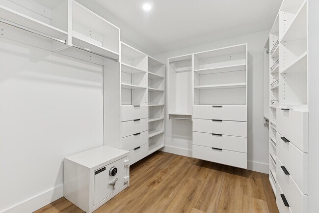 Building Photo - 2740 NE 40th Ct