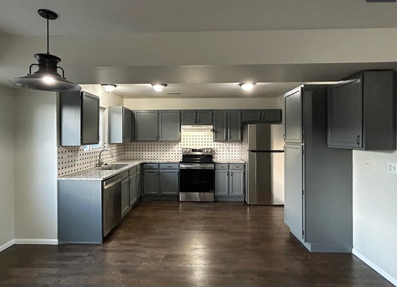 Building Photo - 806 Century Ln