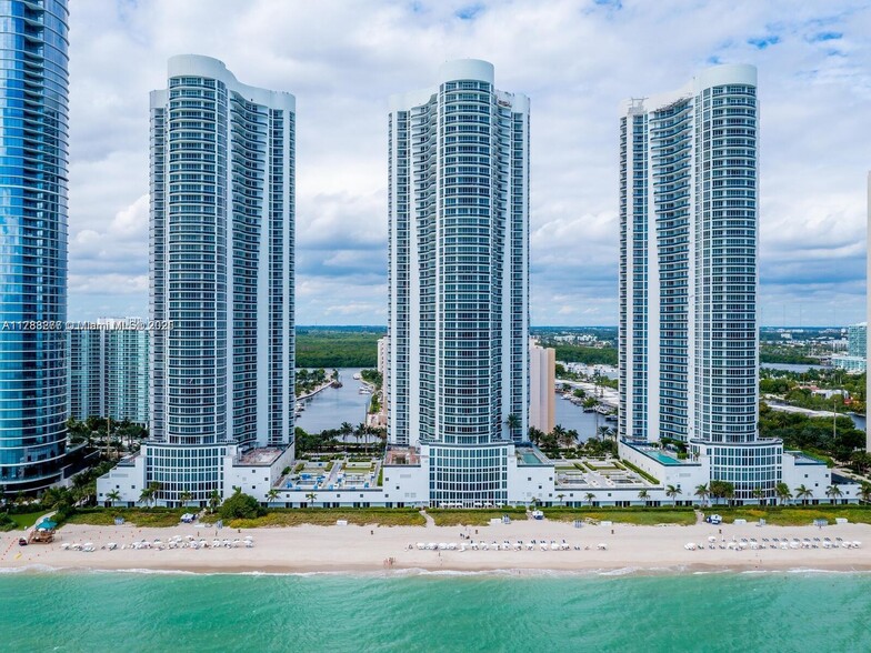 Building Photo - 15901 Collins Ave