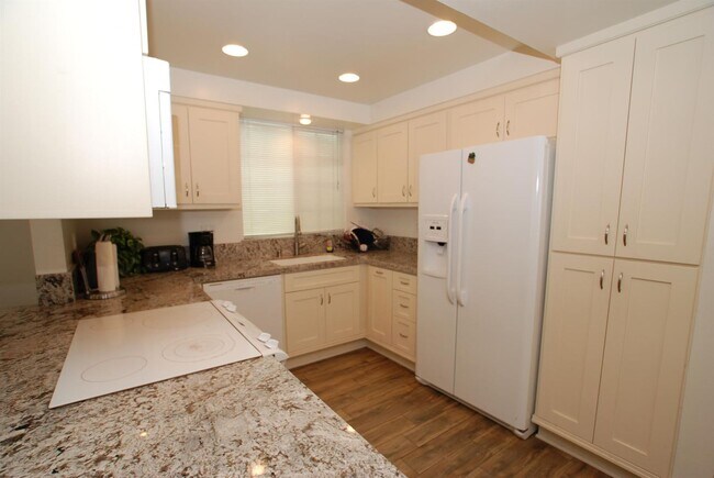 Building Photo - 9 month winter lease on Balboa Peninsula! No yearly leases