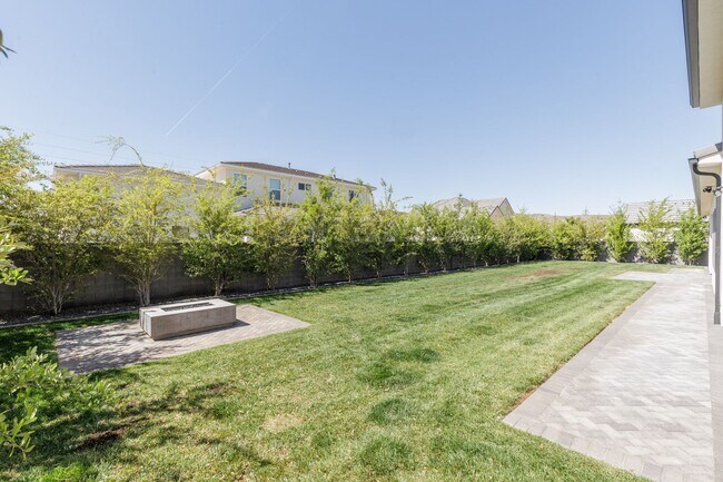 Building Photo - Gorgeous 5 bed | 3.5 bath |  Custom Home with RV Garage in Tonaquint!