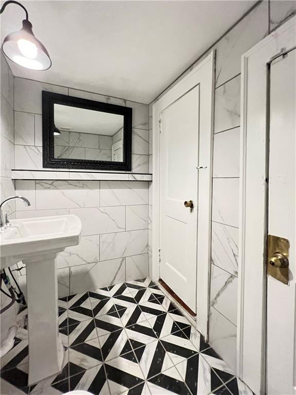 Building Photo - 46 Delmont Dr NE