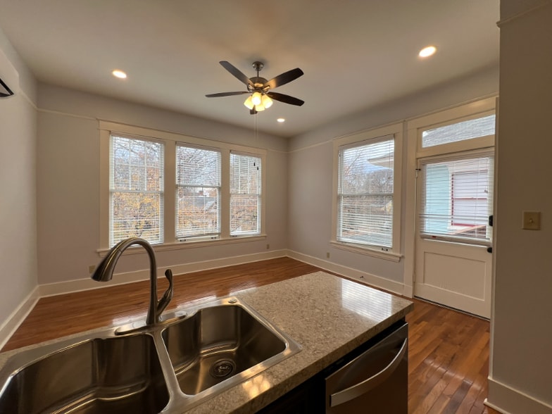 Building Photo - 516 E 8th St