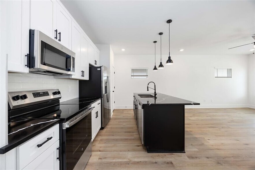 Building Photo - 8019 Cora St