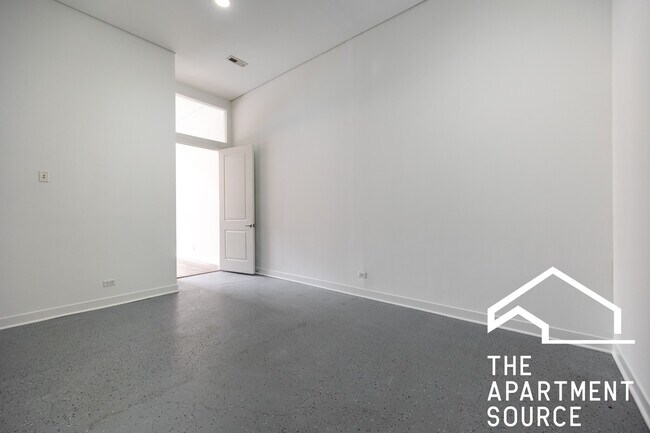 Building Photo - 1002 W Lake St