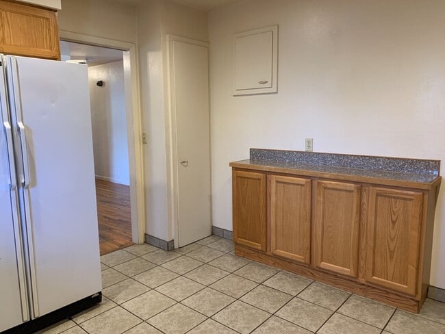 Building Photo - STUDENTS WELCOME! Spacious 5 Bed 2 Bath Ranch Home