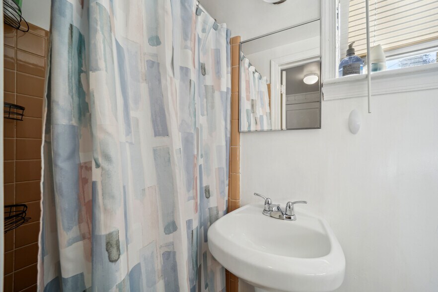 Building Photo - 2600 S Eads St