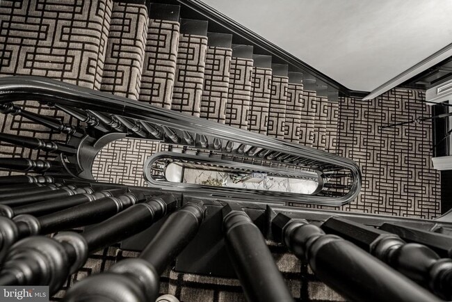 Building Photo - 305 S Walnut St