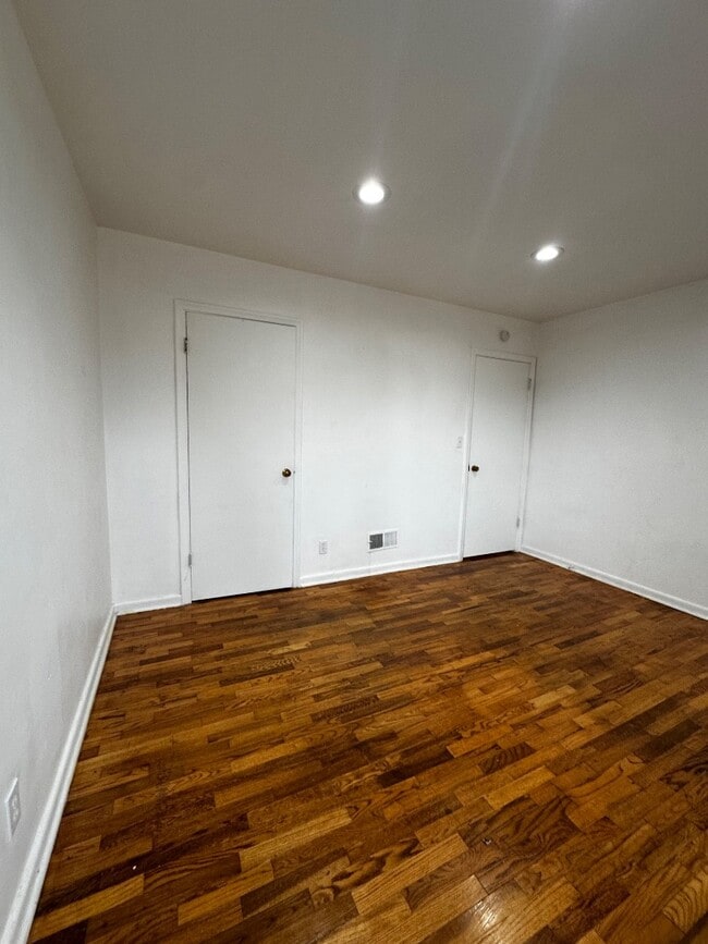 Building Photo - 1652 Stanley St