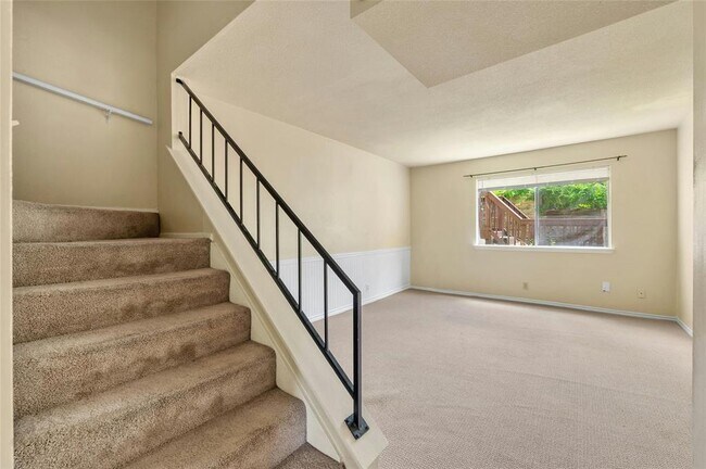 Building Photo - 2316 Montclaire St