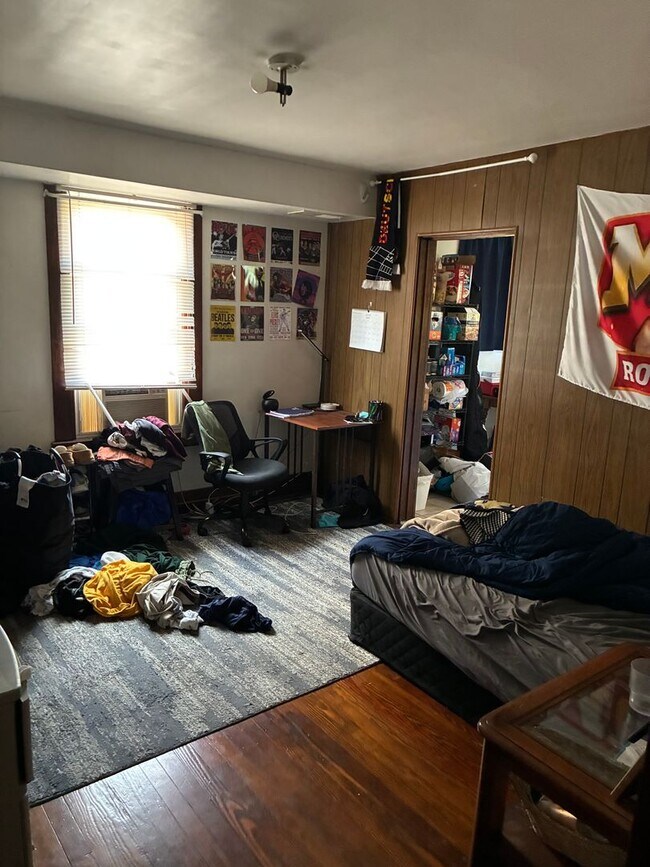 Building Photo - 5 Potential Bedroom, 2 Kitchens, 2 Bath Available 7/1 NEAR CAMPUS!!!!