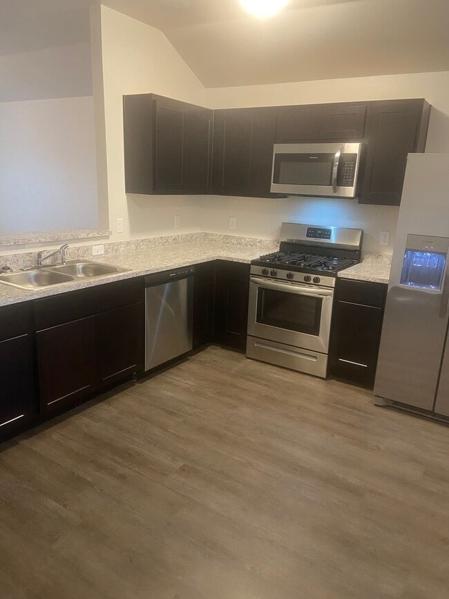 Building Photo - Pre-Leasing Available — Spacious 3-Bedroom, 2-Bath Home in Shadow Valley