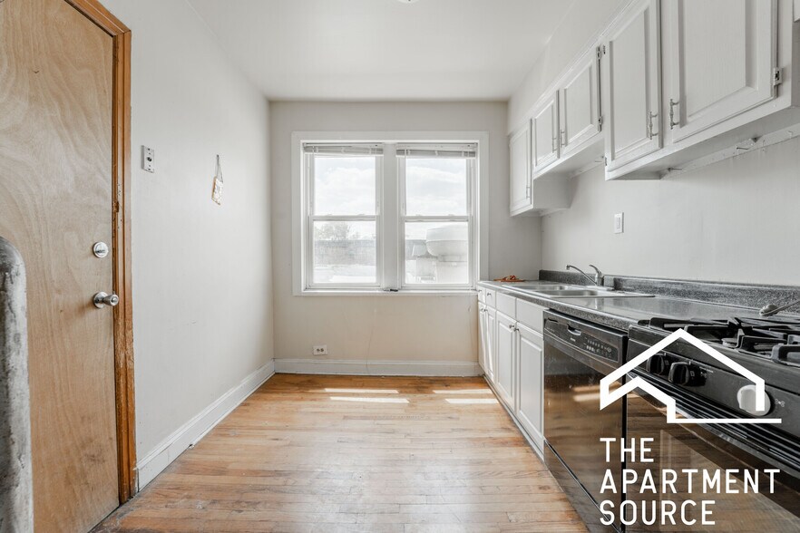 Building Photo - 4409 N Kenneth Ave