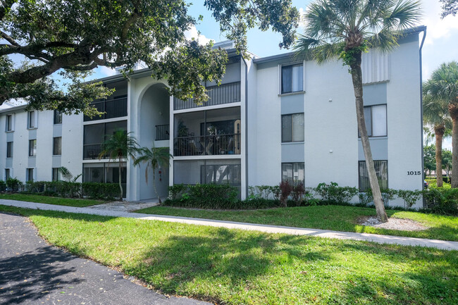 Building Photo - 1015 Green Pine Blvd