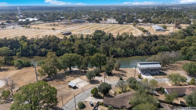 Building Photo - 1228 Rivercrest Dr