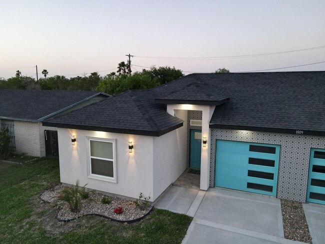 Building Photo - FOR LEASE - MODERN COMFORT MEETS PRIME LOC...
