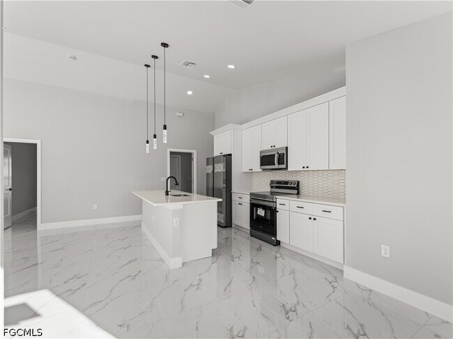 Building Photo - 1242 NW 22nd Ave