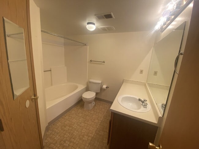 Building Photo - Charming Condo with a Loft!