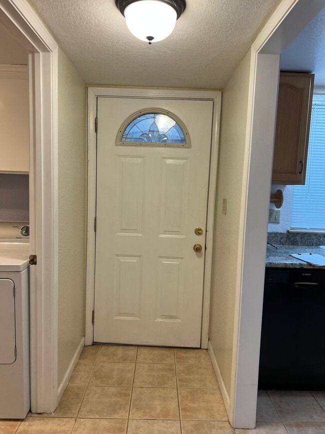 Building Photo - Available now! South Davis Townhome On Ver...