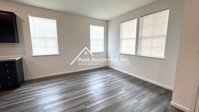 Building Photo - Newer 3bd/2.5ba North Natomas Townhouse with 2 Car Garage!