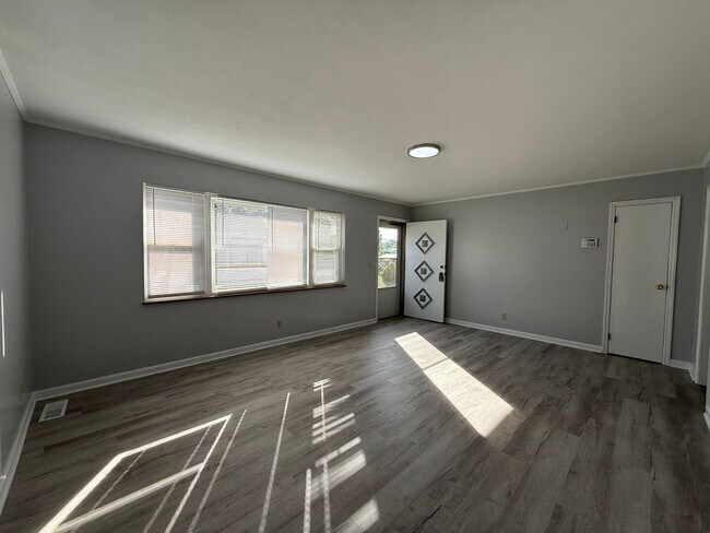 Building Photo - 3 Bedroom 1.5 Bathroom Home Located in Greeneville, TN