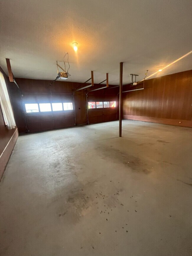 Building Photo - Charming Family Home in Desirable Johnson ...