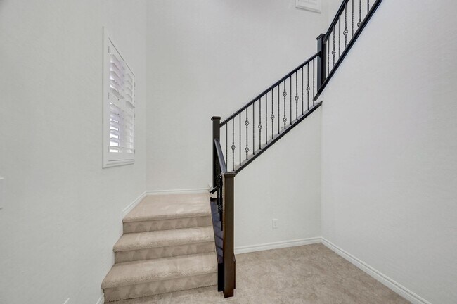 Building Photo - Stunning 4 Bedroom with Mountain Views!