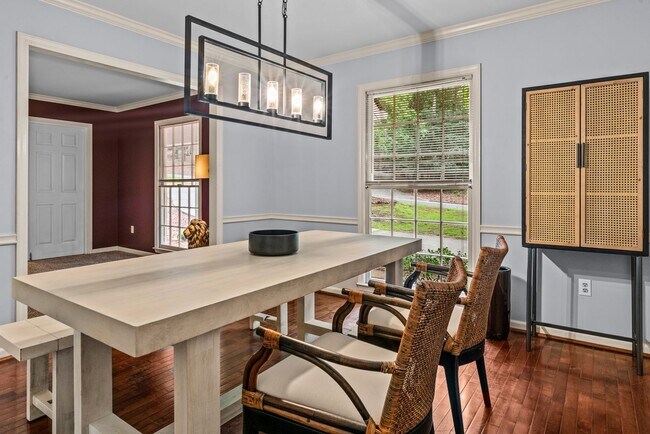 Building Photo - Prime Time Normal Town Living Home!
