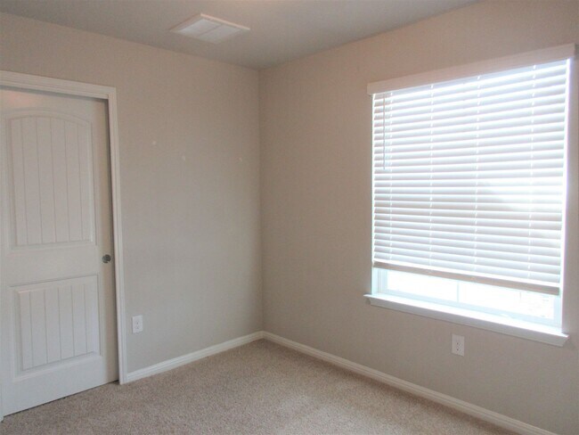 Building Photo - Home in Pioneer Crossing