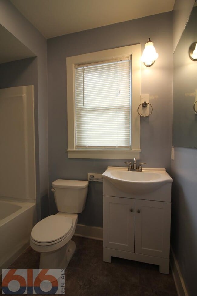 Building Photo - 116 Gold Ave SW