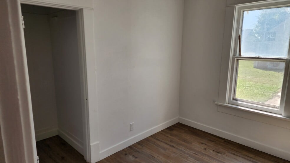 Building Photo - 917 7th Ave