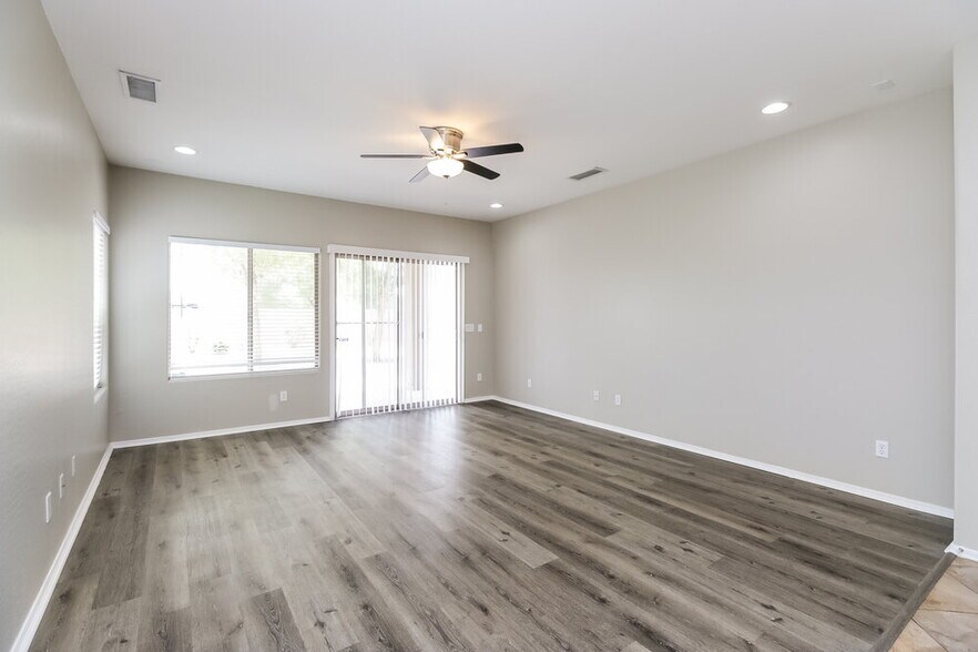 Building Photo - 41538 N Salix Dr
