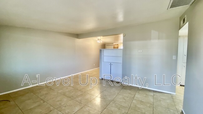 Building Photo - 742 E Holaway Dr