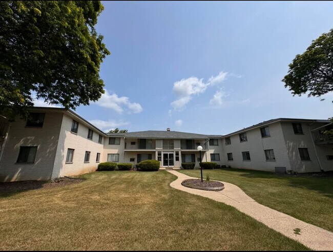 Building Photo - Large 2BR Upper with Heat - 84th and Howard