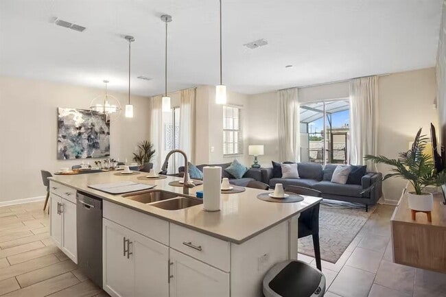 Building Photo - 4965 Windermere Ave