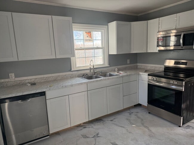 Building Photo - Updated 3 Bedroom 2 Bathroom Home