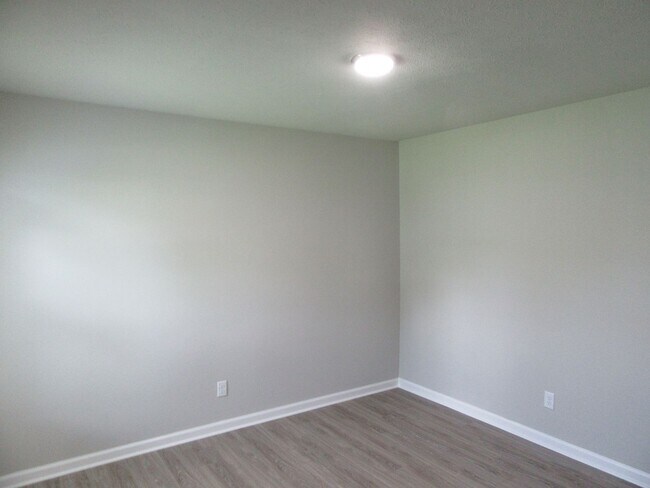 Building Photo - 1302 Grace Ave
