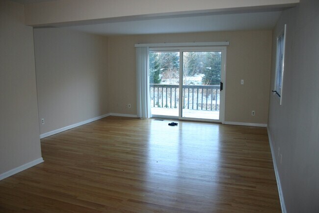 Living Room - 1750 W Liberty St