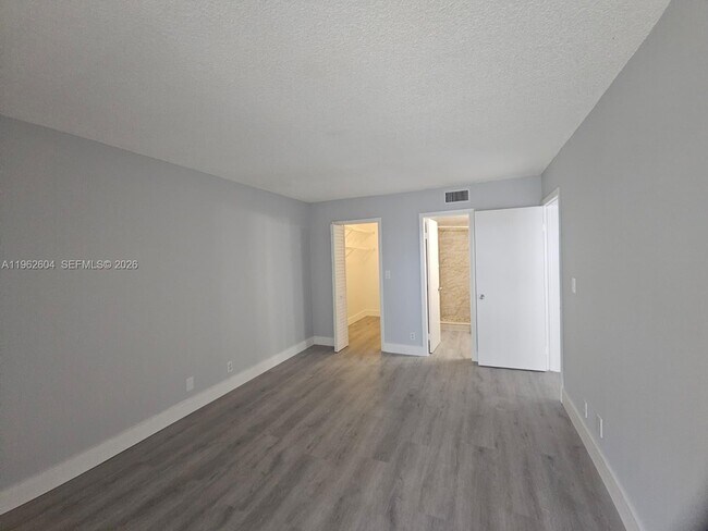 Building Photo - 177 Lakeview Dr